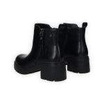 Fekete színű, ecobőr bokacsizma, belső oldalán cipzárral, külső részén cipzár díszítéssel.