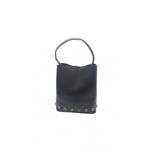 Fekete közepes méretű táska, alsó részén fekete szegecsekkel